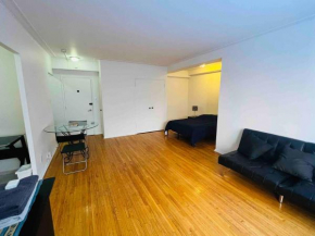 Stylish Montreal Apartment: Comfortable Stay in the Golden Square Mile